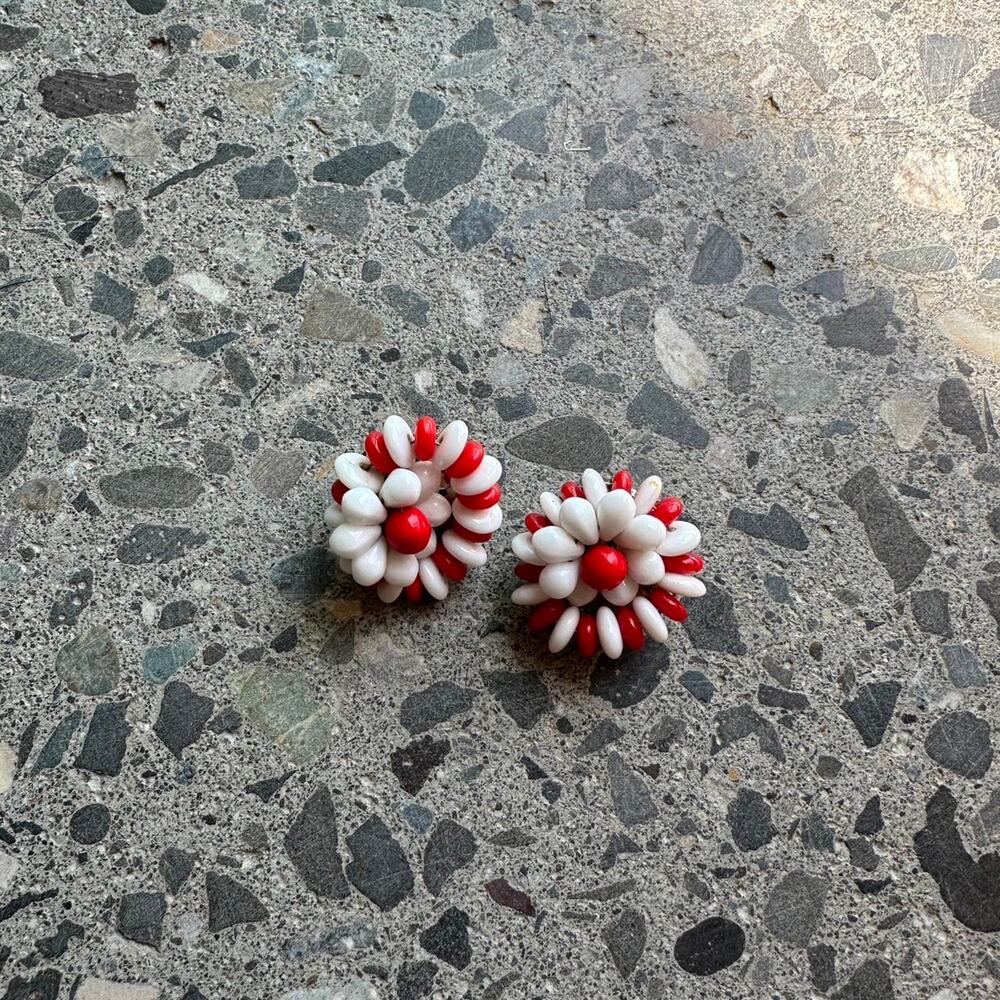 Women’s Earrings Clip On Red White Beaded Flower Cluster Mod 40s Pop Art Vintage
